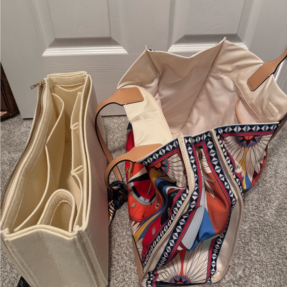 Tory Burch Ella tote - compass design pristine condition - Picture 5 of 6